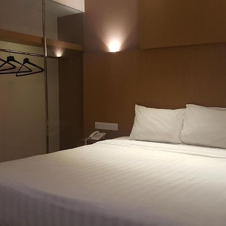 Kharisma Hotel Madiun Exterior photo