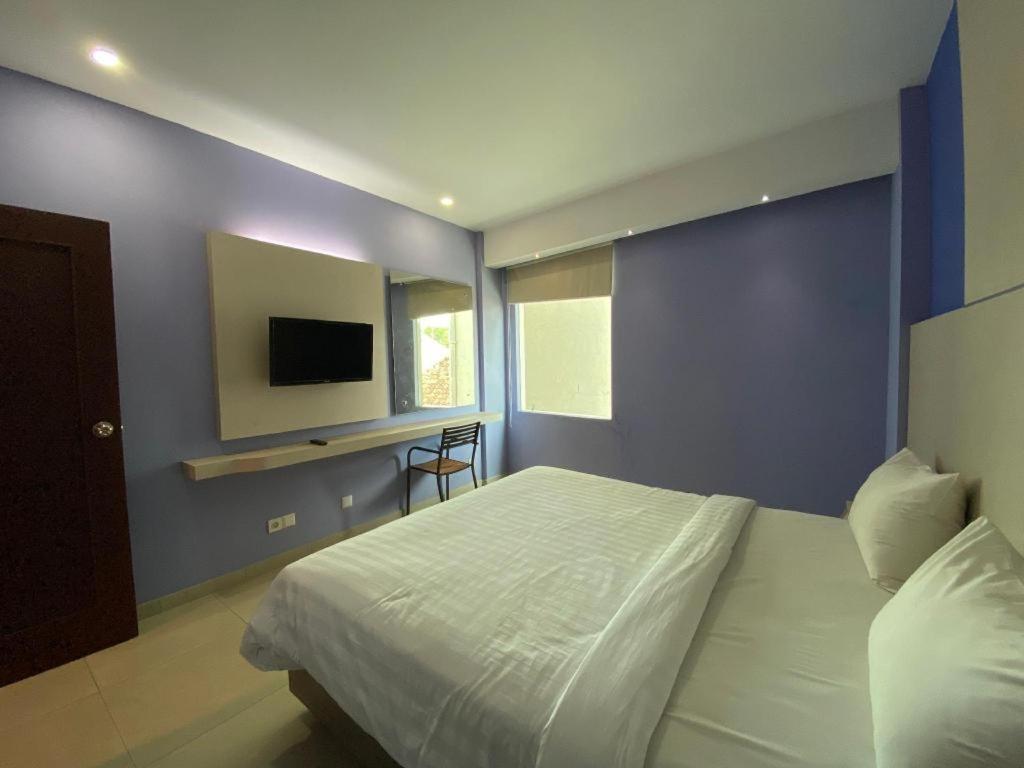 Kharisma Hotel Madiun Exterior photo