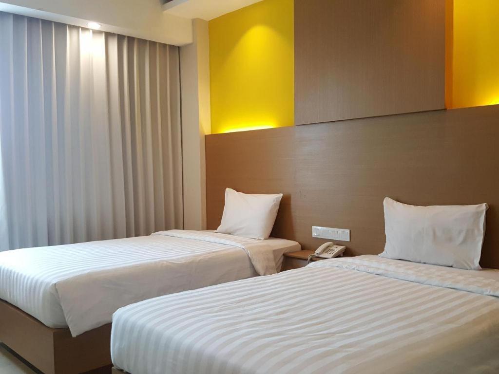 Kharisma Hotel Madiun Exterior photo