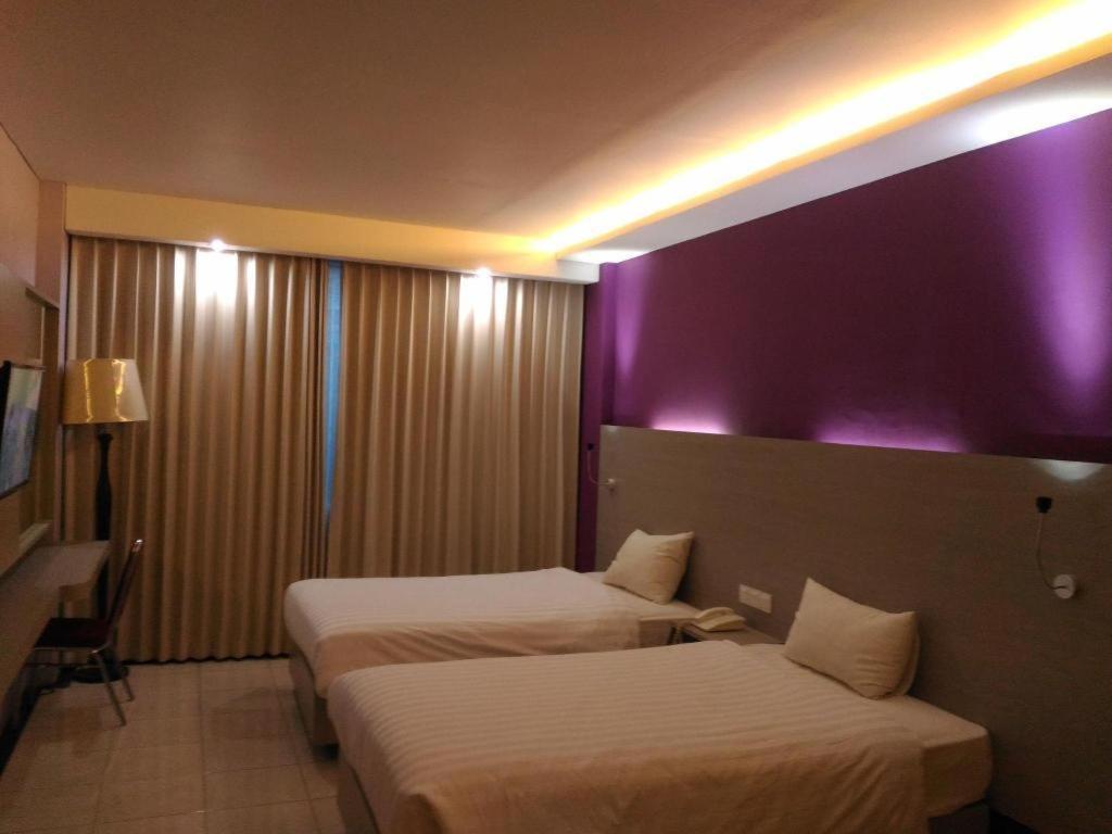 Kharisma Hotel Madiun Exterior photo
