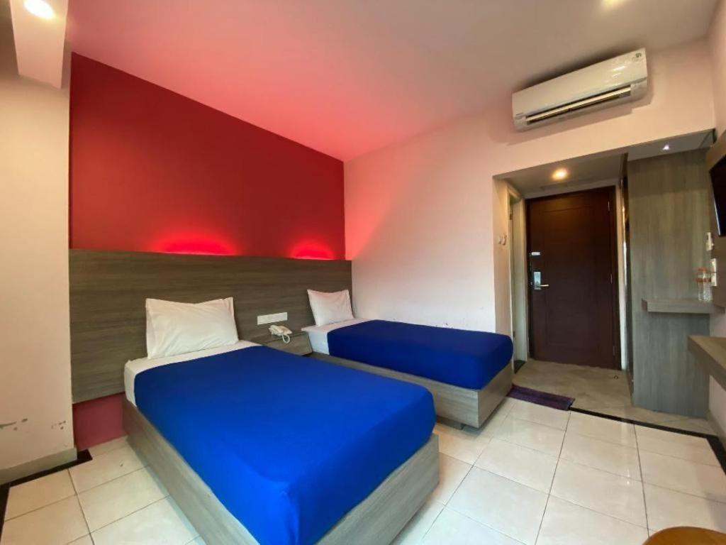 Kharisma Hotel Madiun Exterior photo