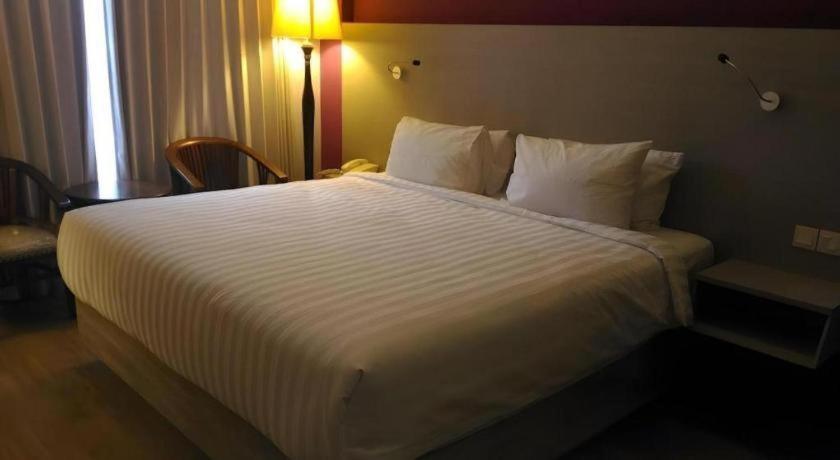 Kharisma Hotel Madiun Exterior photo