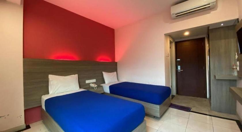 Kharisma Hotel Madiun Exterior photo