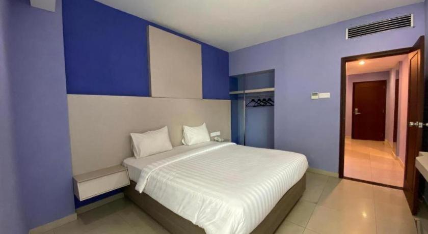 Kharisma Hotel Madiun Exterior photo