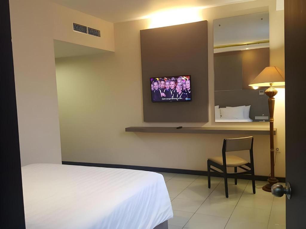 Kharisma Hotel Madiun Exterior photo