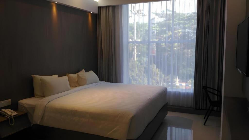 Kharisma Hotel Madiun Exterior photo