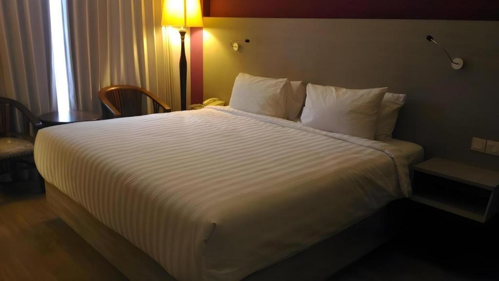 Kharisma Hotel Madiun Exterior photo