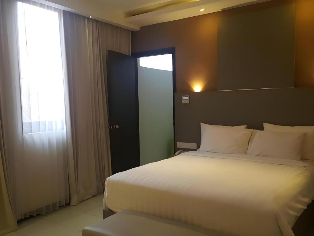 Kharisma Hotel Madiun Exterior photo
