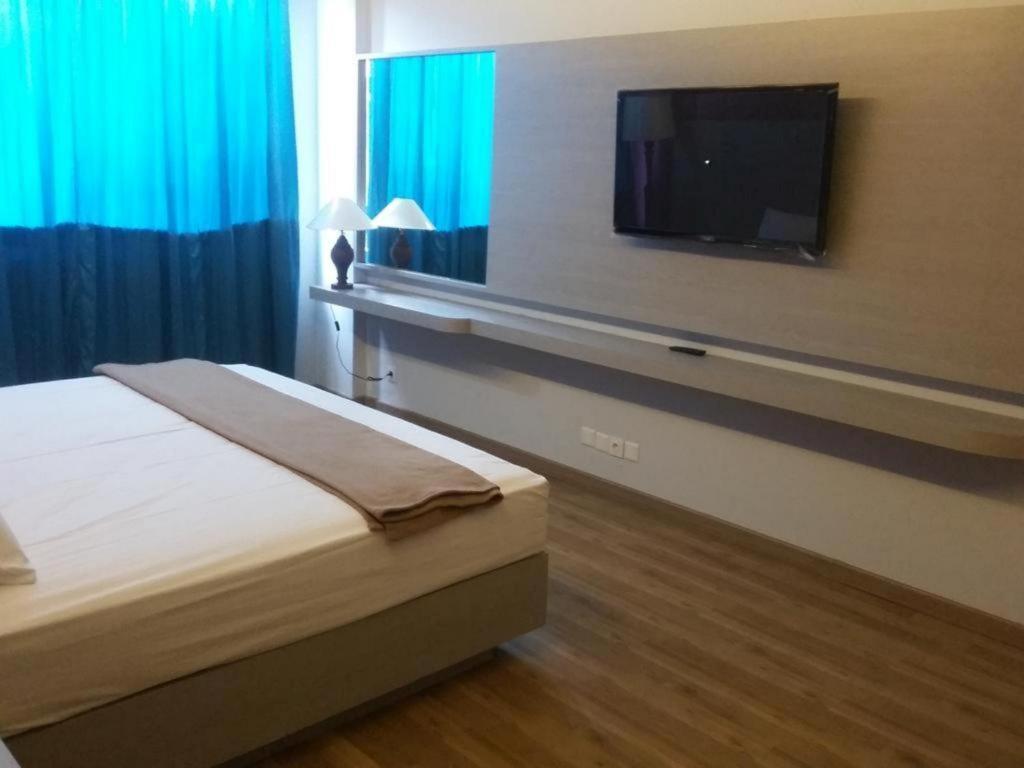 Kharisma Hotel Madiun Exterior photo