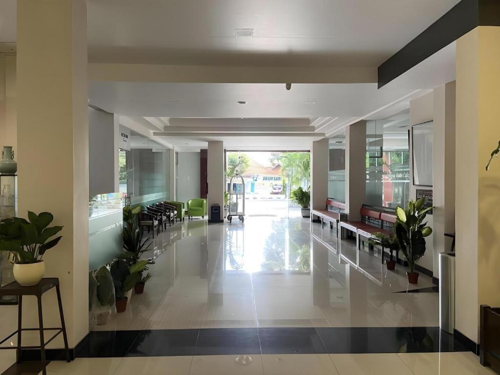 Kharisma Hotel Madiun Exterior photo